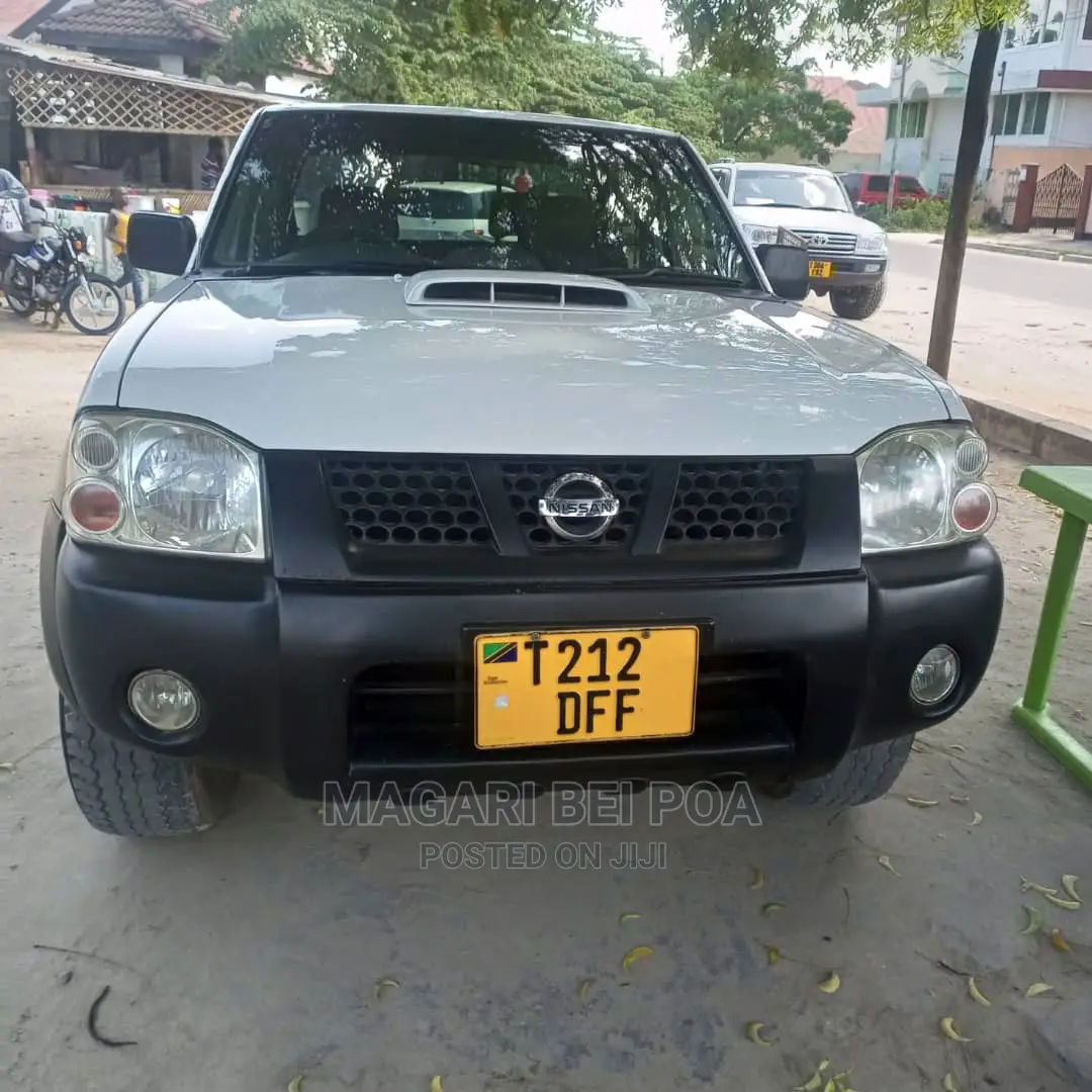 Nissan Hardbody 2015 White