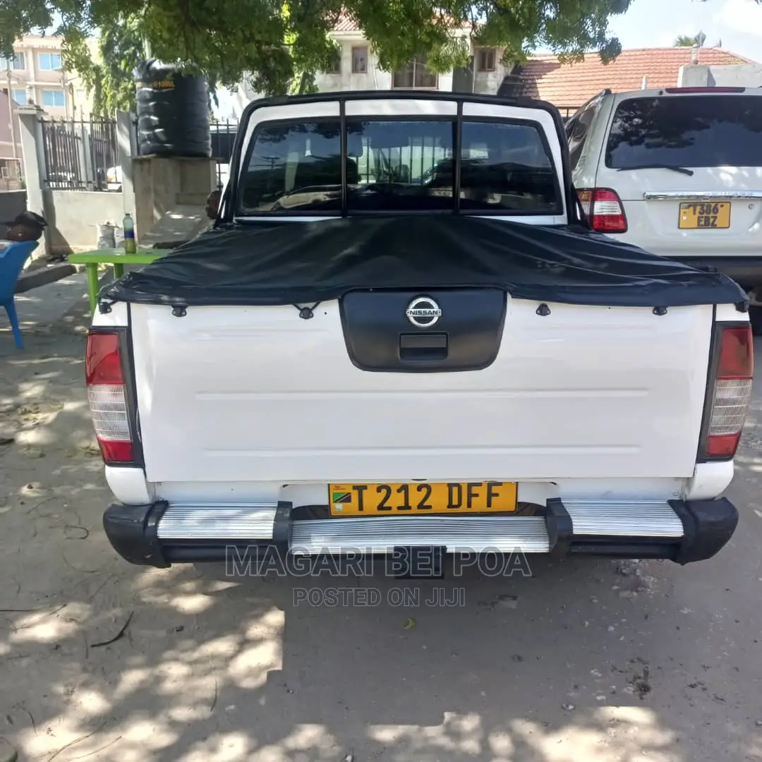 Nissan Hardbody 2015 White