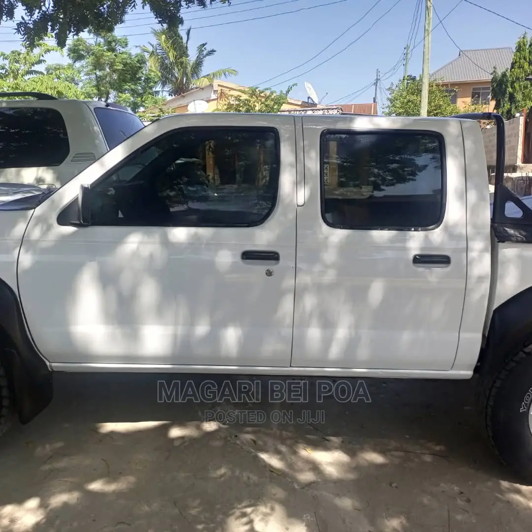 Nissan Hardbody 2015 White