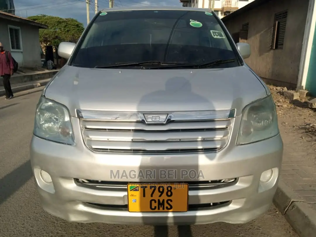 Toyota Noah 2004 Silver
