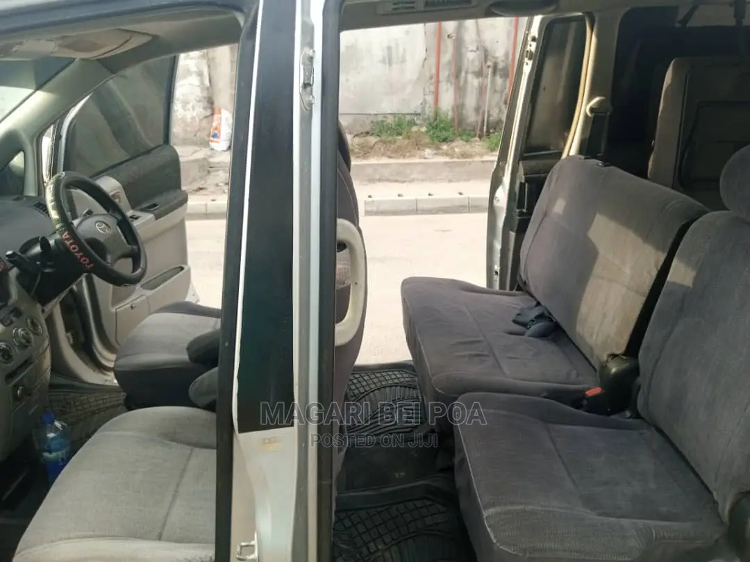 Toyota Noah 2004 Silver