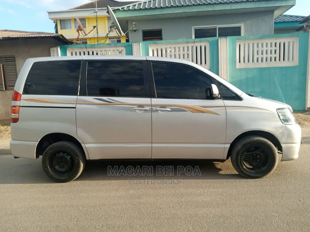 Toyota Noah 2004 Silver