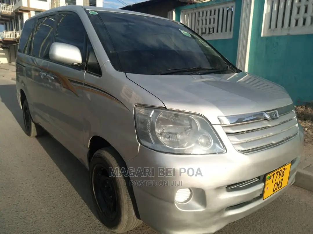 Toyota Noah 2004 Silver