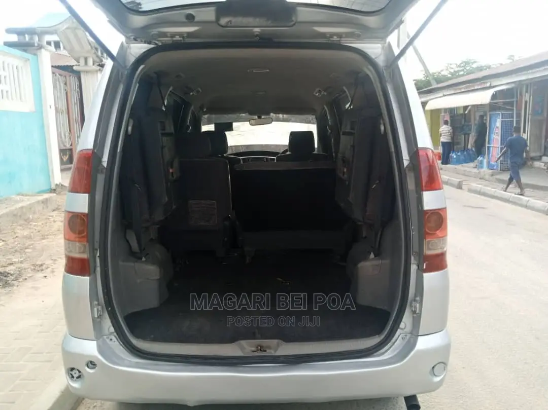 Toyota Noah 2004 Silver