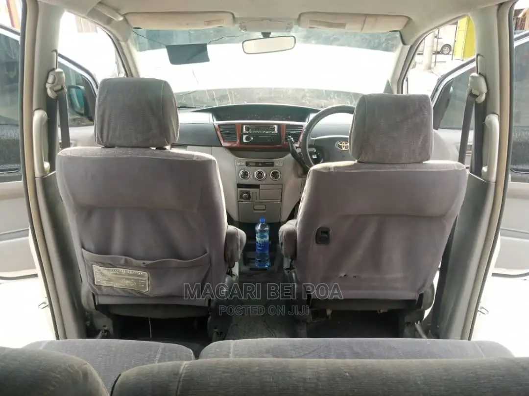 Toyota Noah 2004 Silver