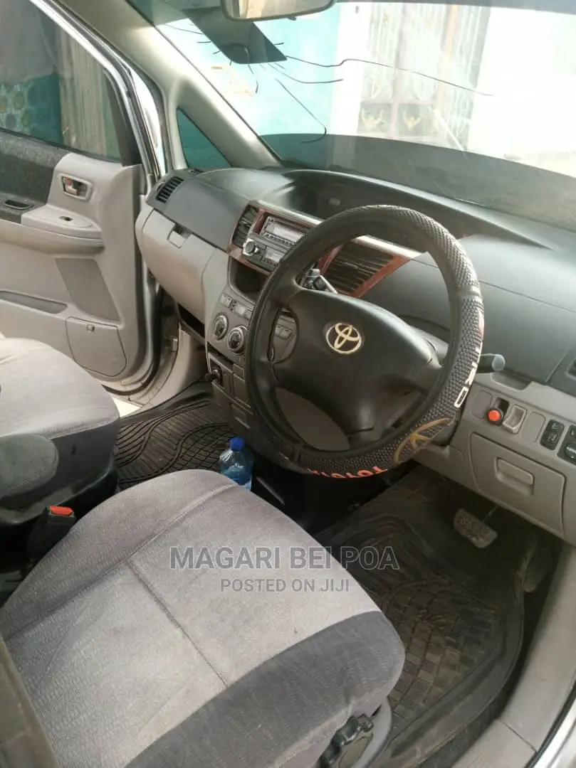 Toyota Noah 2004 Silver