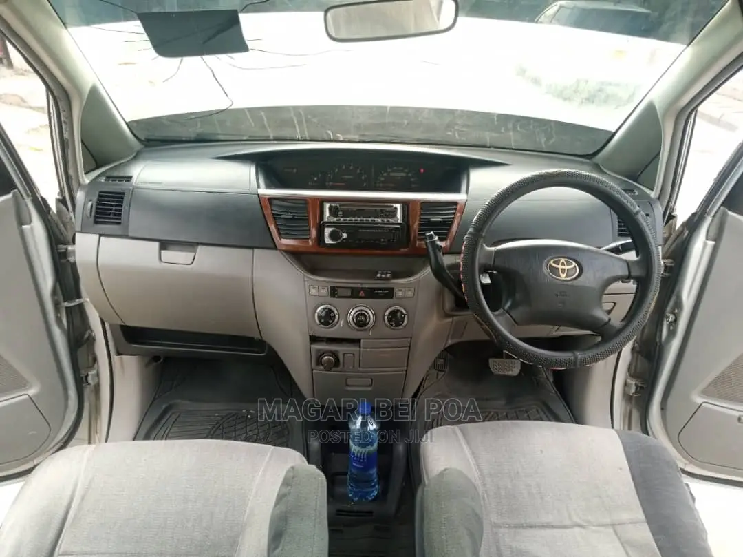 Toyota Noah 2004 Silver