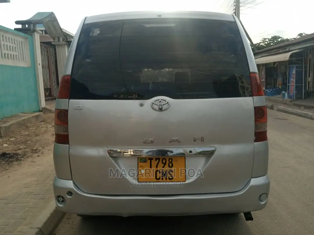 Toyota Noah 2004 Silver
