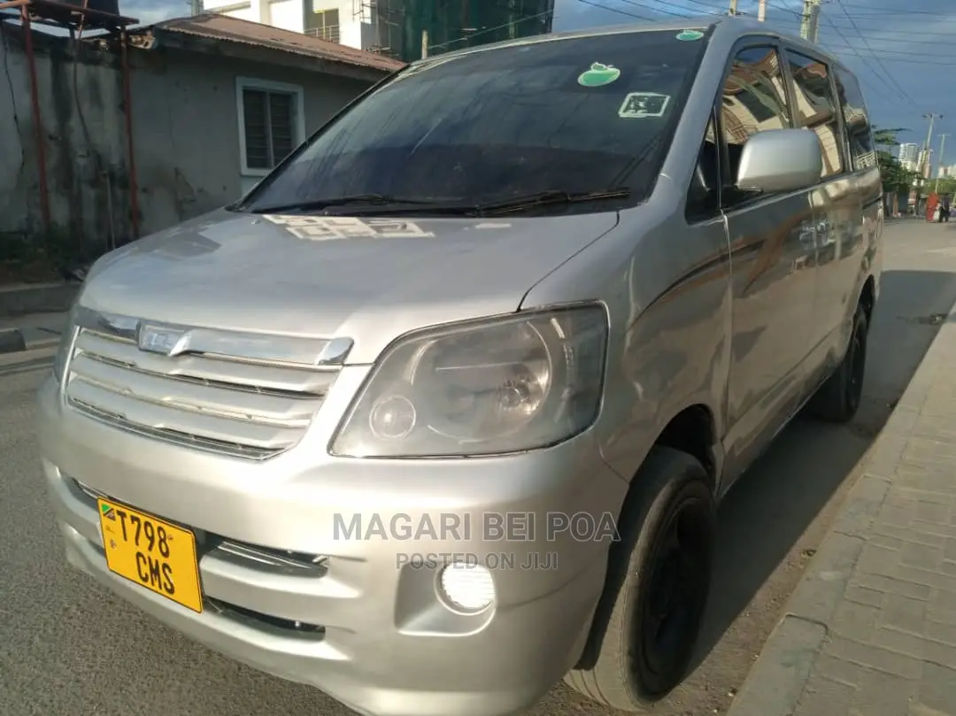 Toyota Noah 2004 Silver