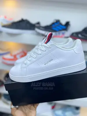 Tommy Sneakers