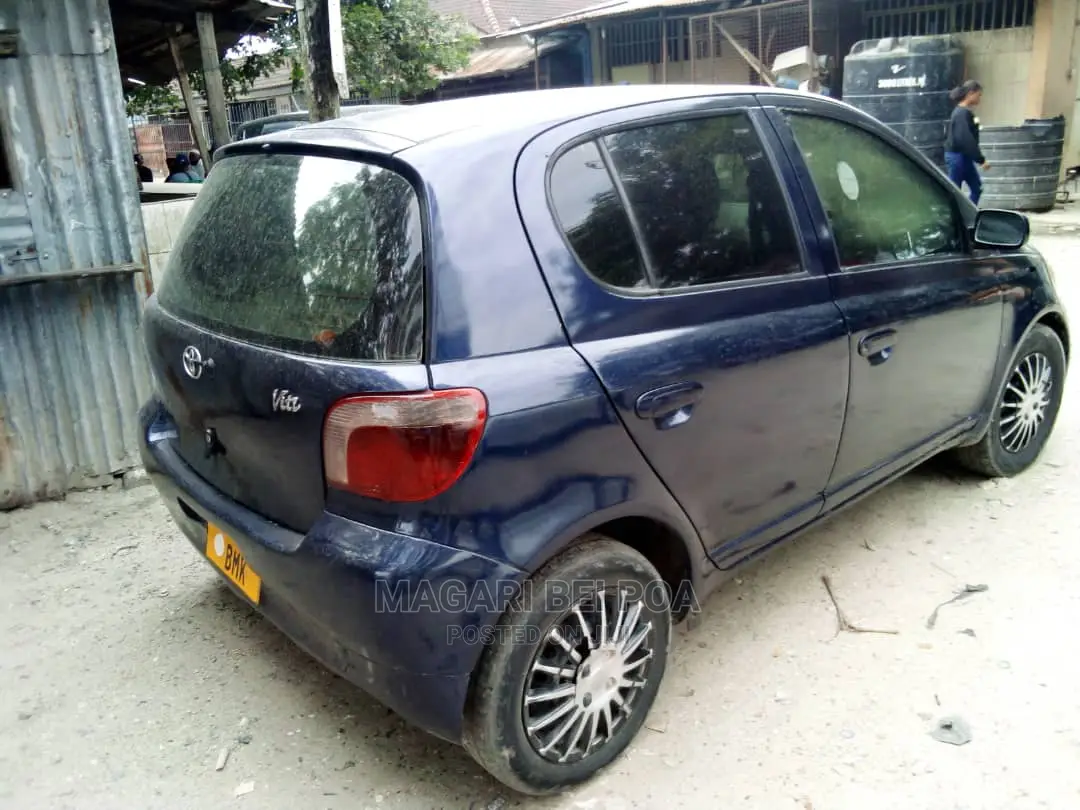 Toyota Vitz 2004 Blue