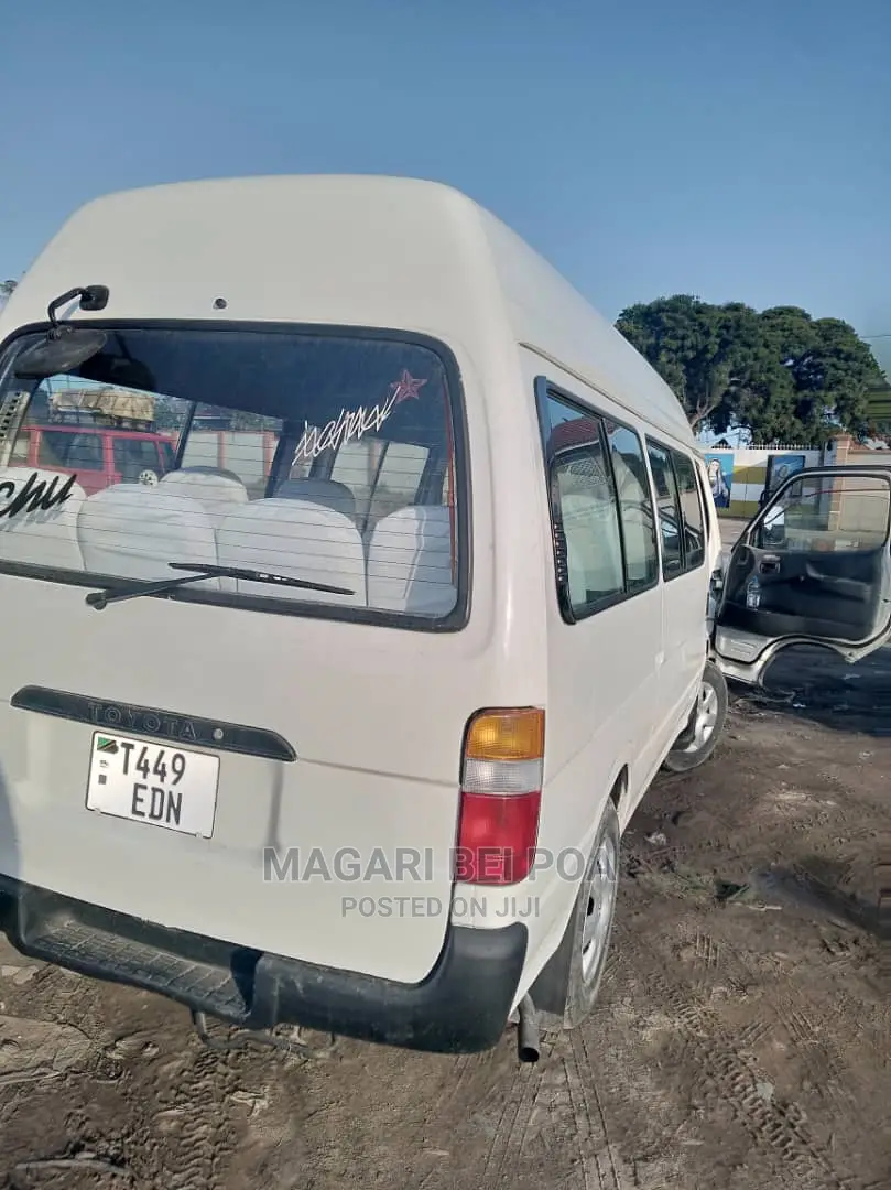 Toyota HiAce 2006 White