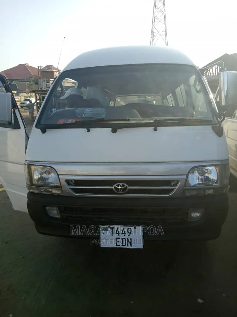 Toyota HiAce 2006 White