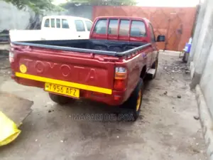 Toyota Hilux 2001 Red