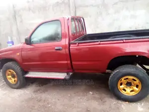 Toyota Hilux 2001 Red
