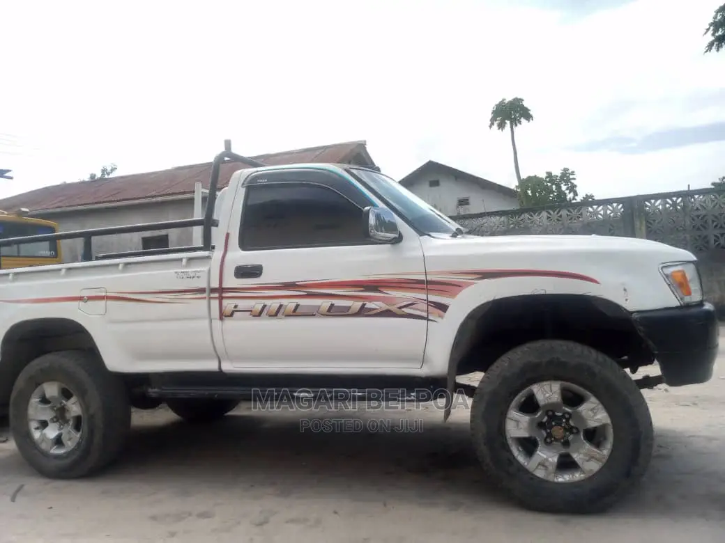 Toyota Hilux 2001 White