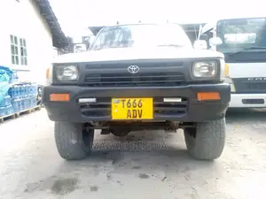 Toyota Hilux 2001 White