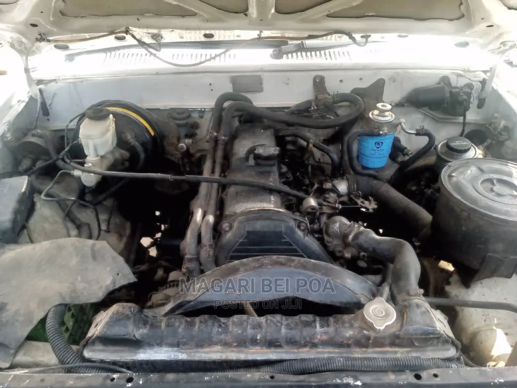 Toyota Hilux 2001 White