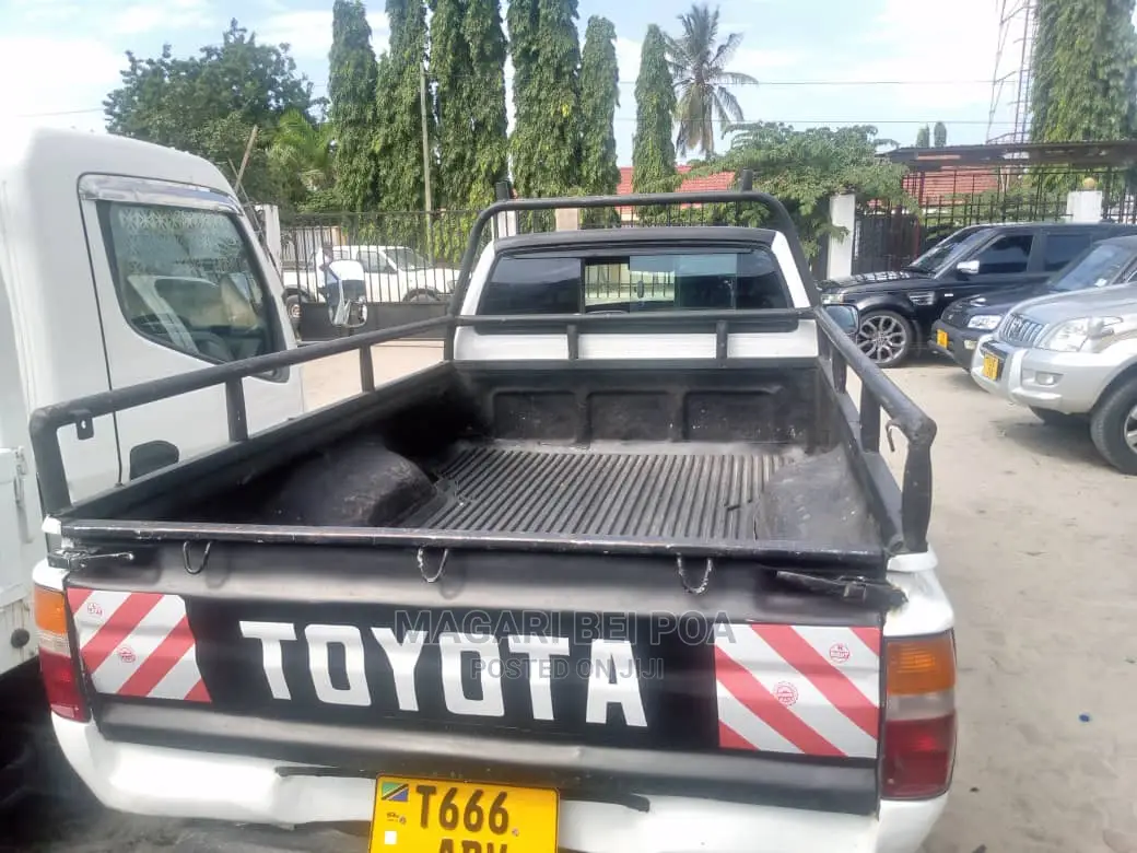 Toyota Hilux 2001 White