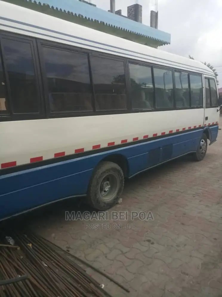 Mitsubishi Fuso Rosa 2000 White