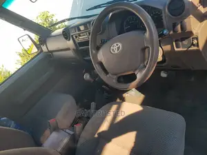 Toyota Land Cruiser 4.0 V6 GL 2015 White
