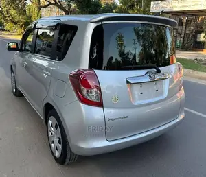 Toyota Ractis 1.5 FWD 2009 Silver