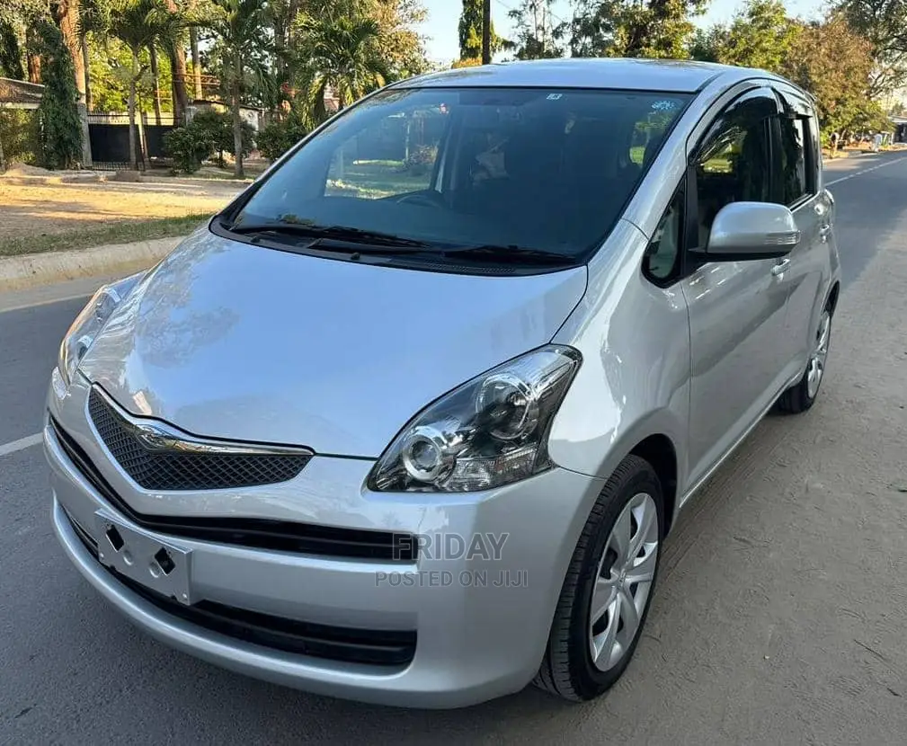Toyota Ractis 1.5 FWD 2009 Silver