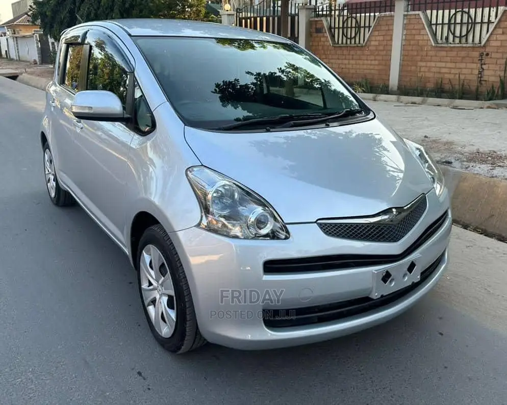 Toyota Ractis 1.5 FWD 2009 Silver
