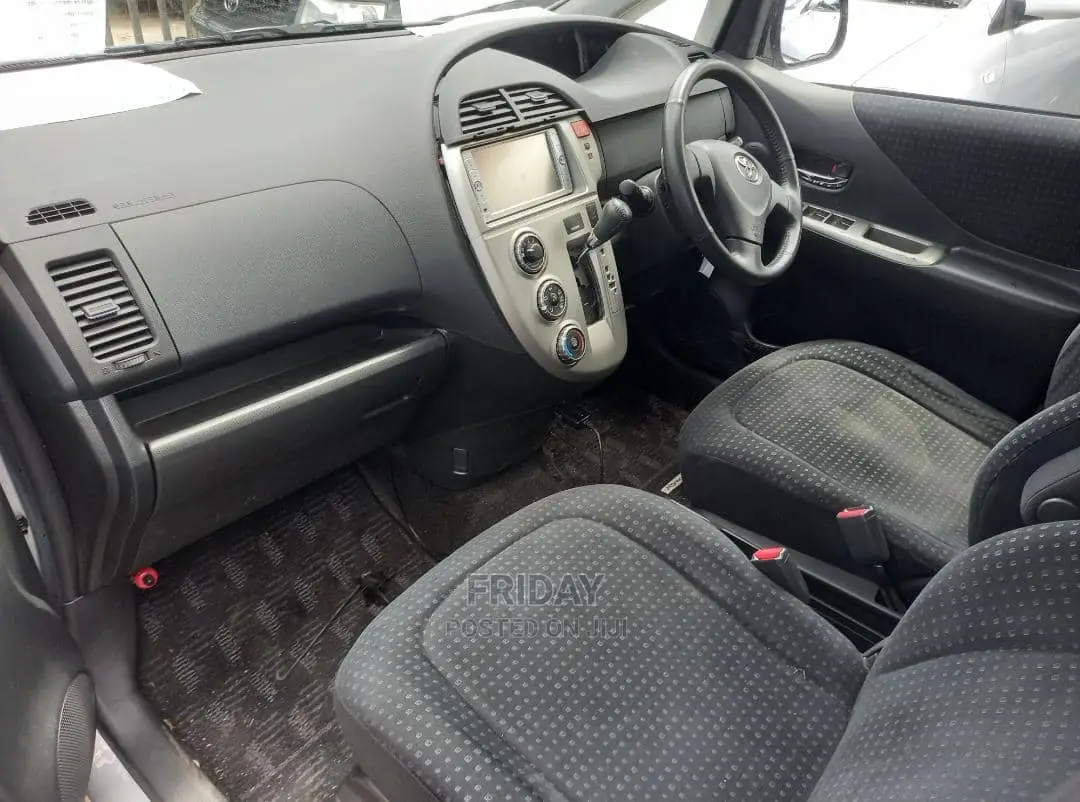 Toyota Ractis 1.5 FWD 2009 Silver