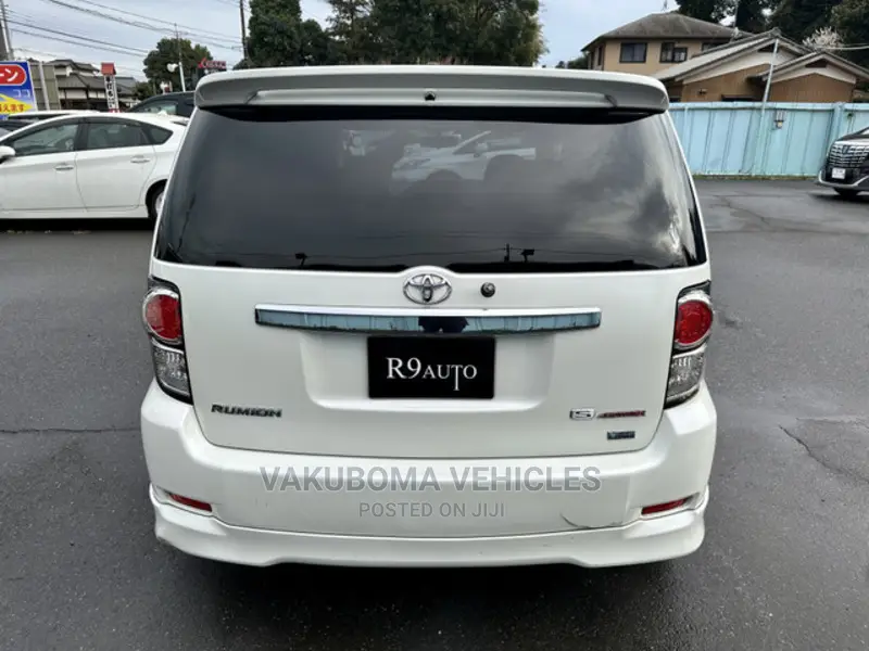 Toyota Corolla Rumion 2012 Pearl