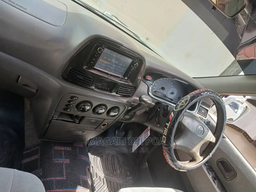 Toyota Noah 2005 White