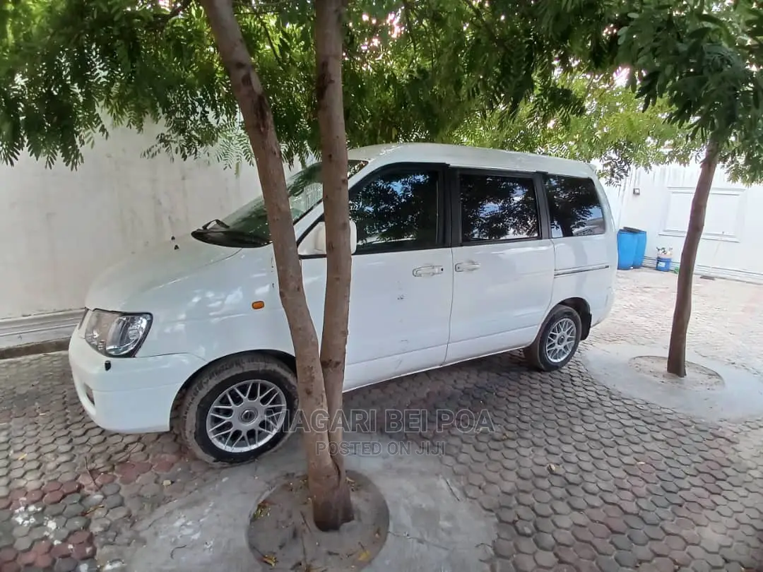 Toyota Noah 2005 White