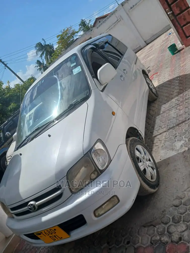 Toyota Noah 2005 White