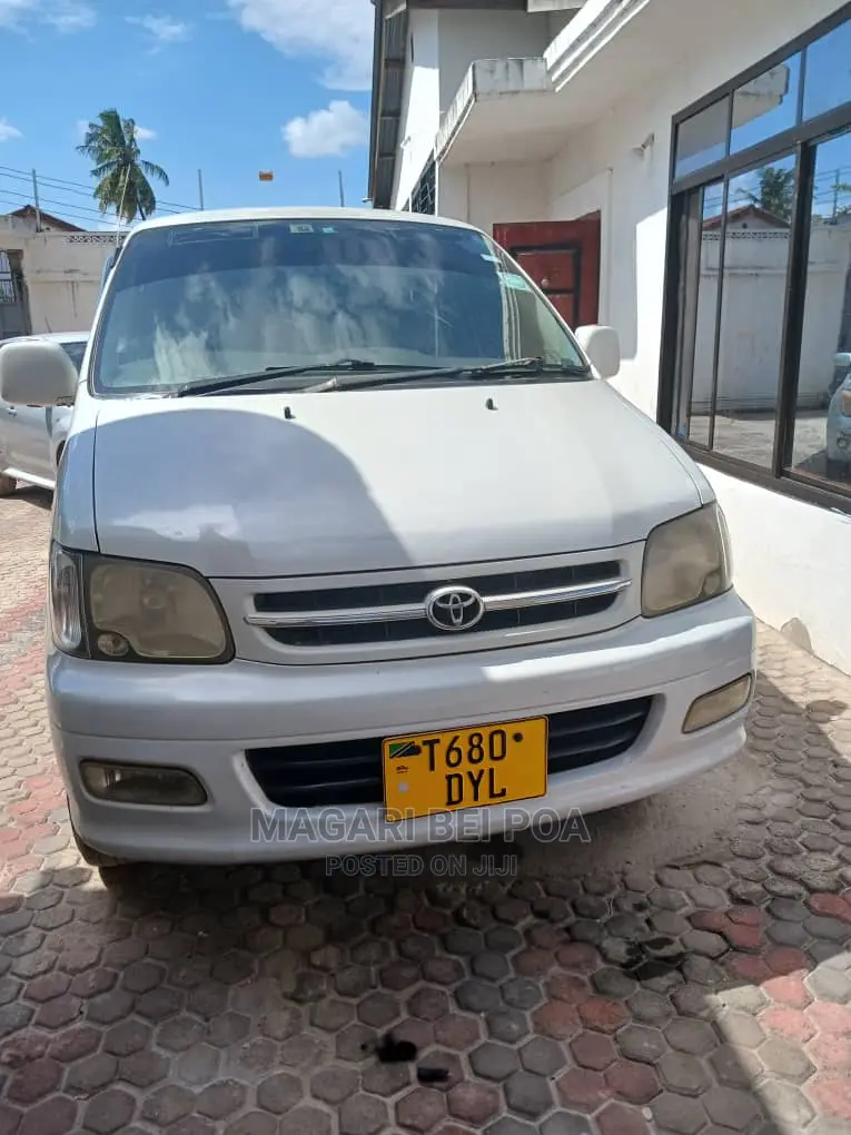 Toyota Noah 2005 White