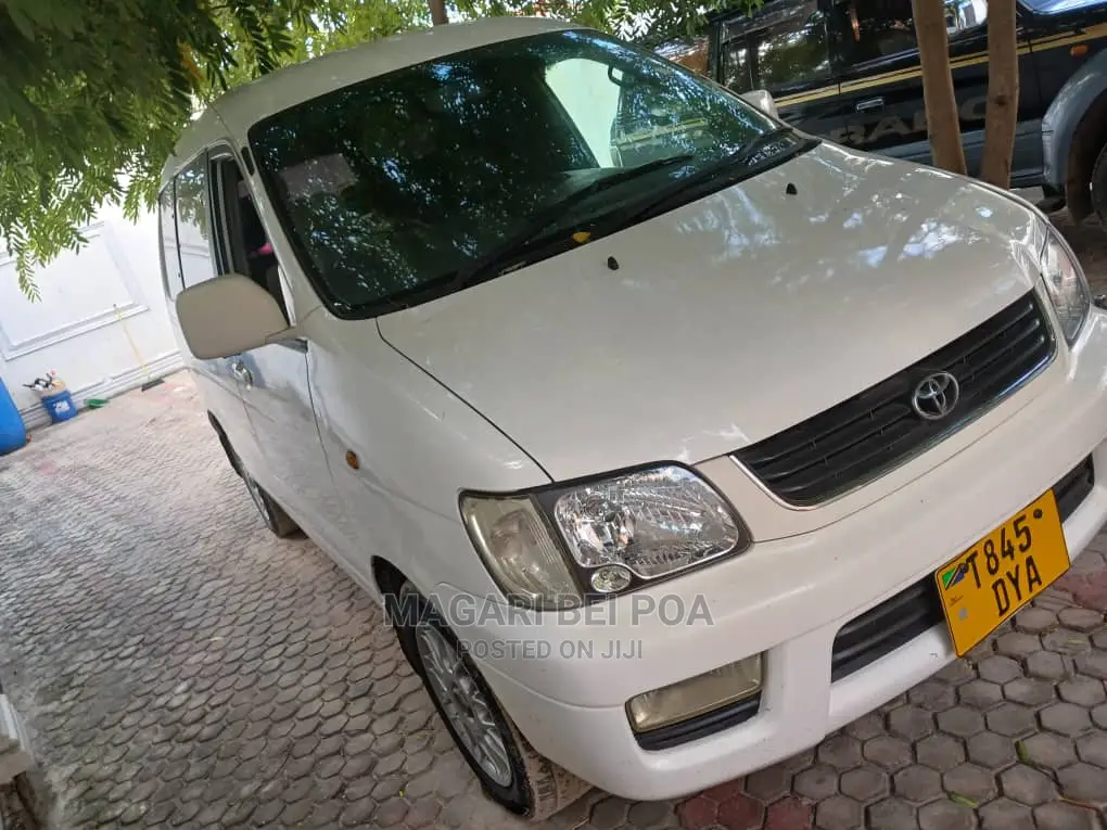 Toyota Noah 2005 White