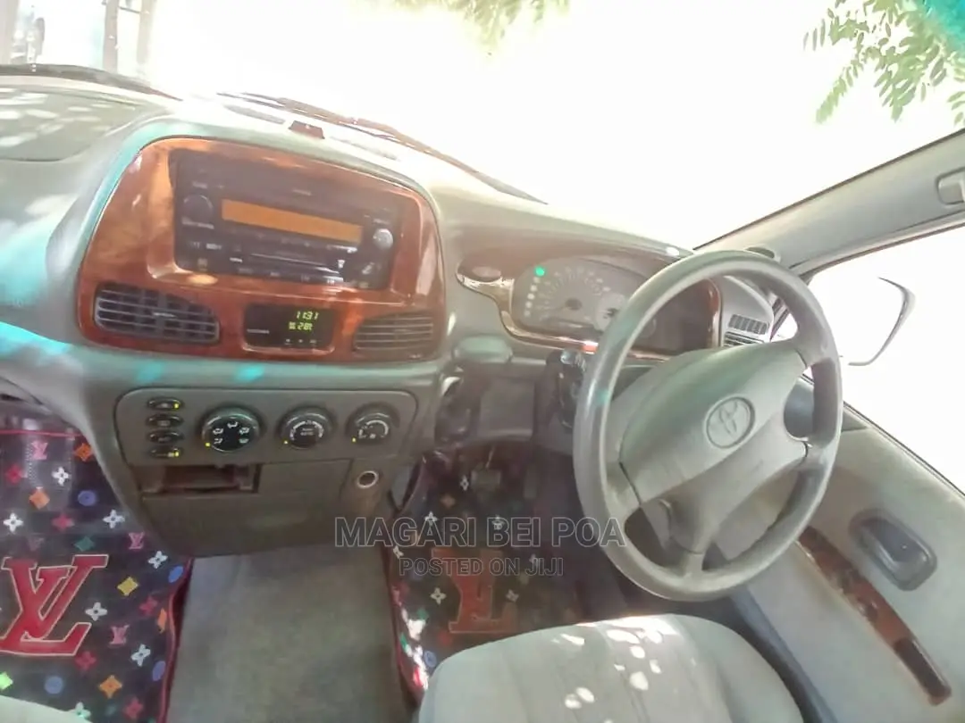 Toyota Noah 2005 White