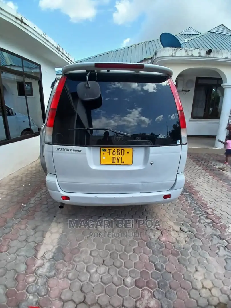 Toyota Noah 2005 White