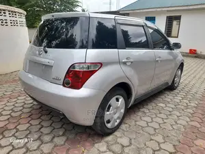 Toyota IST 2004 Silver