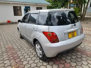 Toyota IST 2004 Silver