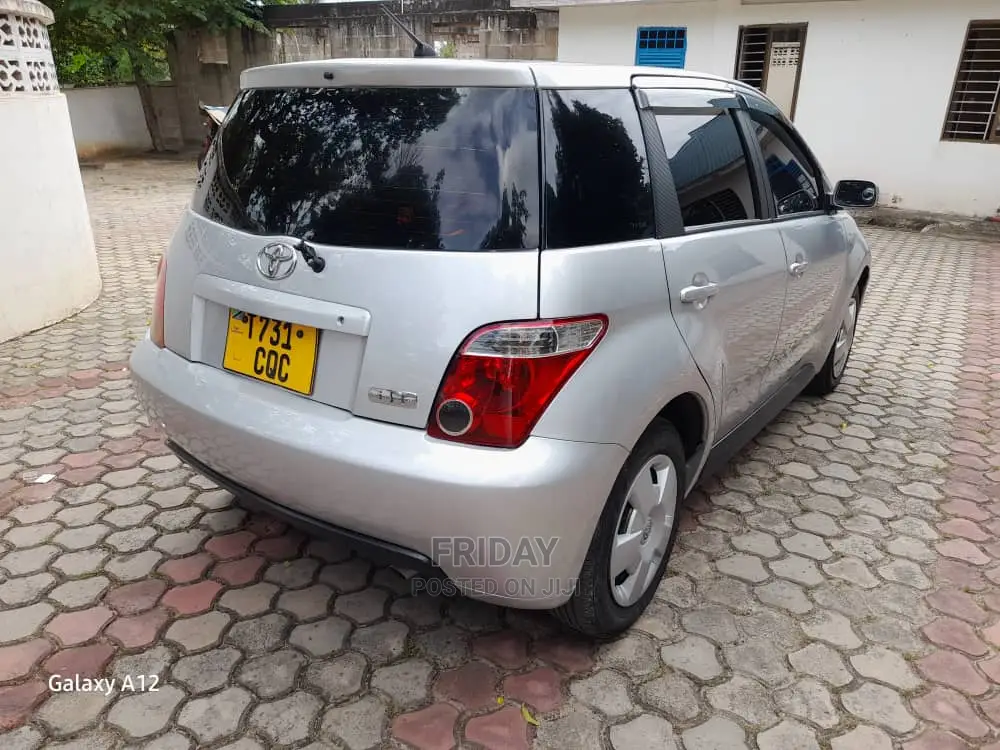 Toyota IST 2004 Silver
