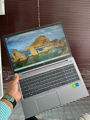New Laptop HP ZBook Firefly G8 16GB Intel Core I7 SSD 2T