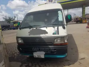 Toyota HiAce 2000 White