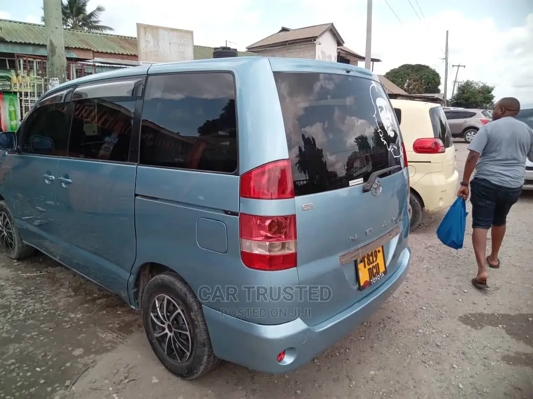 Toyota Noah 2.0 FWD (8 Seater) 2005 Blue