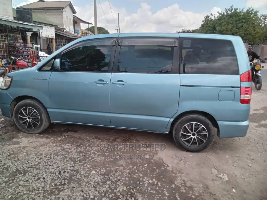 Toyota Noah 2.0 FWD (8 Seater) 2005 Blue