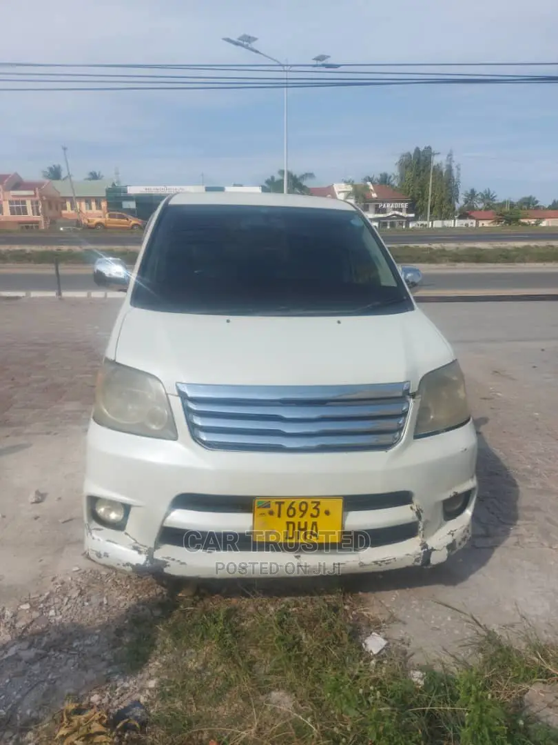 Toyota Voxy 2004 White