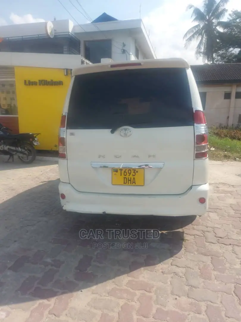 Toyota Voxy 2004 White