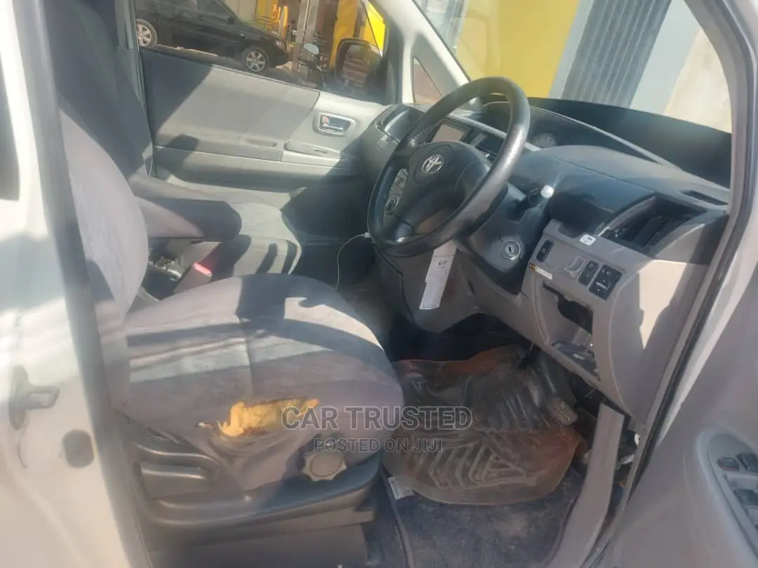 Toyota Voxy 2004 White