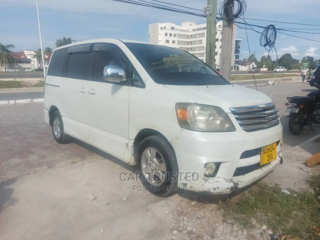 Toyota Voxy 2004 White