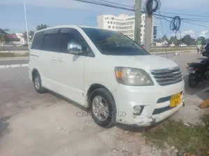 Toyota Voxy 2004 White