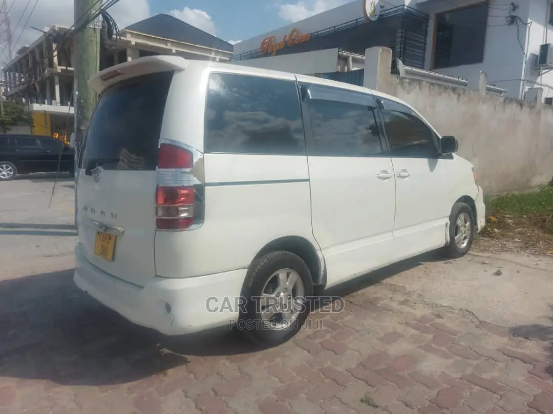 Toyota Voxy 2004 White